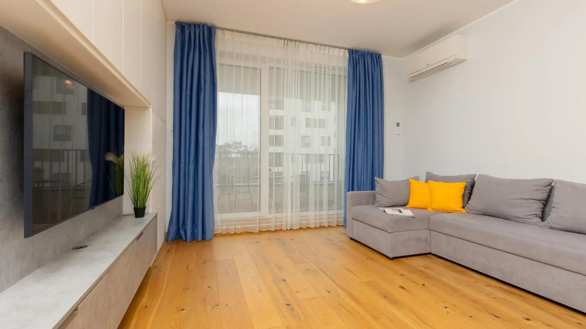 2 Bedroom Apartment Beautiful Green Surroundings Miedzyborska Street By Noclegi Renters Warszawa 0*,
